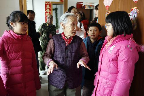 1月17日,北京奮斗小學(xué)三年級(7)班的幾名同學(xué)在西城區(qū)福壽軒敬老院和姜奶奶聊天。當(dāng)日,北京奮斗小學(xué)寒假“手拉手 獻(xiàn)愛心”活動(dòng)啟動(dòng)。學(xué)生們將在寒假期間,在家長的帶領(lǐng)下,陸續(xù)到北京一些社區(qū)、街道的敬老院慰問,并為老人們表演自編自演的節(jié)目,送上節(jié)日的祝福。新華社記者 劉蓮芬 攝