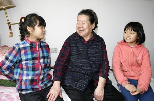 1月17日,北京奮斗小學(xué)三年級(7)班的兩名女生,在西城區(qū)福壽軒敬老院和于奶奶聊天。新華社記者 劉蓮芬 攝