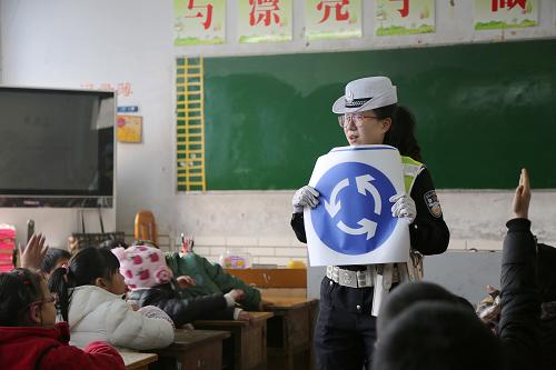 1月17日,民警李丹在為孩子們上安全教育課。當(dāng)日,重慶市武隆縣公安分局的民警們來到仙女山鎮(zhèn)希望小學(xué),通過猜圖、學(xué)習(xí)交通手勢操、體驗警用裝備等互動游戲,為200多名小學(xué)生們上了一堂安全教育課。新華社記者 陳誠 攝