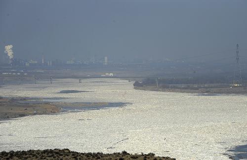 1月17日,在黃河寧夏段石嘴山麻黃溝河段,黃河出現(xiàn)封河。當(dāng)日,黃河寧夏段石嘴山麻黃溝河段出現(xiàn)首次封河,封河長(zhǎng)度500米。同時(shí),流凌距離193公里,密度5%至40%。新華社記者 李然 攝