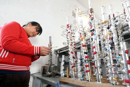 1月17日,河北廊坊市安次區(qū)金典樂器制造有限公司工人在組裝長(zhǎng)笛。新華社記者 李曉果 攝