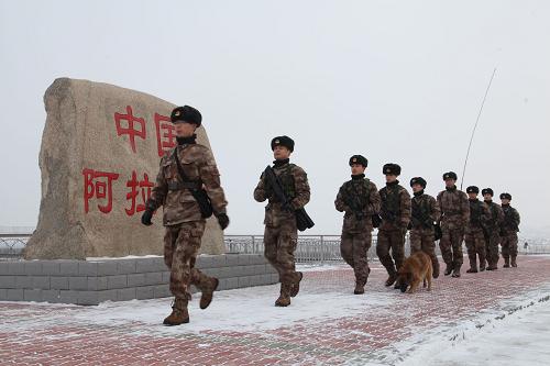 阿拉山口邊防連官兵在阿拉山口國門附近巡邏執(zhí)勤(1月30日攝)。新疆阿拉山口口岸是中國西部地區(qū)唯一的石油管道、鐵路、公路三位一體的國家一類口岸,年過貨量居全國陸路口岸第一位,已成為享譽(yù)中外的“黃金口岸”。駐守在這里的新疆博爾塔拉軍分區(qū)阿拉山口邊防連官兵常年頂風(fēng)沙、耐酷暑、冒嚴(yán)寒。新春到來,在萬家團(tuán)圓的時刻,該連官兵加大巡邏執(zhí)勤力度,舍小家為大家,守護(hù)著“黃金口岸”的安全與繁榮。新華社記者 樊永強(qiáng) 攝