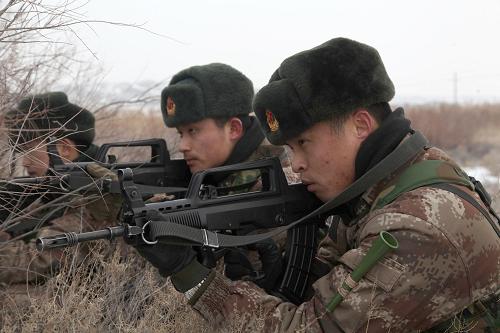 阿拉山口邊防連官兵巡邏到達(dá)目的地后進(jìn)行潛伏觀察(1月30日攝)。新華社發(fā)(陳慶 攝)