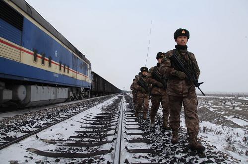 阿拉山口邊防連官兵巡邏在亞歐大陸橋鐵路線上(1月30日攝)。新華社記者 樊永強(qiáng) 攝
