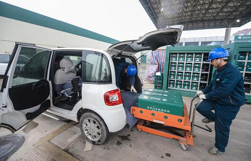 2月12日,在金華東關(guān)電動(dòng)汽車充換電站內(nèi),工作人員正在為一輛純電動(dòng)汽車更換電池,這一過(guò)程每次只需8-10分鐘完成。該充電站是目前浙江省規(guī)模最大、設(shè)施最齊全的電動(dòng)汽車充電站,可同時(shí)為10輛不同類型電動(dòng)汽車進(jìn)行整車充電。新華社記者 徐昱 攝
