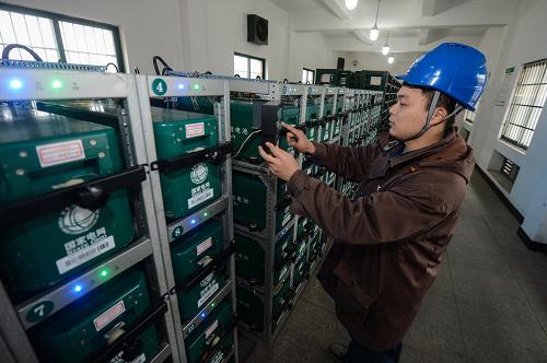 2月12日,工作人員在金華東關(guān)電動(dòng)汽車充換電站內(nèi)查看汽車電池充電情況。該充電站是目前浙江省規(guī)模最大、設(shè)施最齊全的電動(dòng)汽車充電站,可同時(shí)為10輛不同類型電動(dòng)汽車進(jìn)行整車充電。新華社記者 徐昱 攝