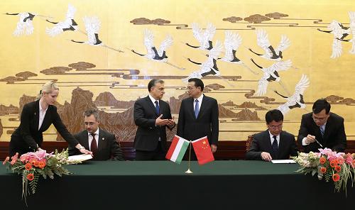 2月12日,中國國務院總理李克強在北京人民大會堂同匈牙利總理歐爾班舉行會談。這是會談后,李克強與歐爾班共同出席簽字儀式。新華社記者 龐興雷 攝