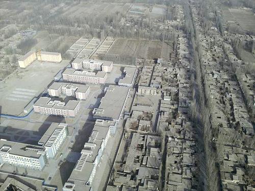這是從空中拍攝到的于田縣城(2月13日攝)。新疆軍區(qū)當(dāng)日中午出動(dòng)兩架軍用直升機(jī)攜軍地應(yīng)急指揮人員,對(duì)新疆于田縣城附近多座水庫(kù)及山區(qū)進(jìn)行空中勘察。新華社記者 李翔 攝