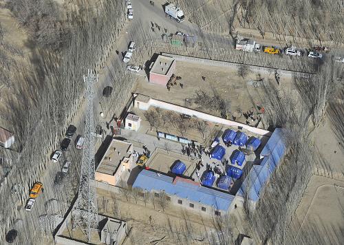 這是2月13日拍攝的新疆于田縣阿羌鄉(xiāng)皮什蓋村搭建的帳篷。新華社記者 江文耀 攝