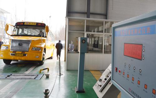 2月17日,在山東濱州京華機(jī)動(dòng)車檢測(cè)站,一輛校車在接受速度測(cè)試。新華社發(fā)(李榮新 攝)