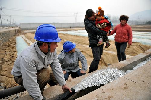 2月19日,工作人員在仲宮鎮(zhèn)排除電灌故障。新華社記者 朱崢 攝