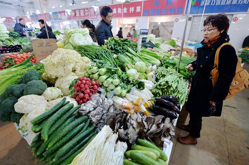 2月19日,市民在石家莊市塔北路農(nóng)貿(mào)市場(chǎng)選購(gòu)蔬菜。新華社記者 朱旭東 攝
