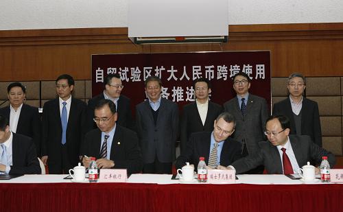 2月21日,在中國人民銀行上??偛颗e行的自貿(mào)試驗區(qū)擴(kuò)大人民幣跨境使用業(yè)務(wù)推進(jìn)會上,上海自貿(mào)區(qū)企業(yè)與外資銀行代表就企業(yè)在自貿(mào)區(qū)內(nèi)的跨境人民幣集中收付業(yè)務(wù)舉行簽約儀式。當(dāng)日,中國人民銀行上??偛抗肌蛾P(guān)于支持中國(上海)自由貿(mào)易試驗區(qū)擴(kuò)大人民幣跨境使用的通知》,就人民幣境外借款、雙向人民幣資金池、跨境人民幣集中收付和個人跨境人民幣業(yè)務(wù)等做出具體規(guī)范。人民幣跨境使用全面“升級”,將有助于企業(yè)貿(mào)易與投資便利化,在更高平臺上參與國際市場競爭。新華社記者 方喆 攝