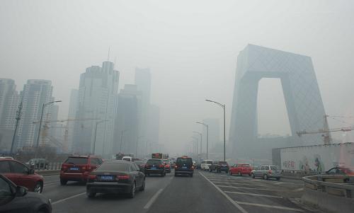 2月21日,車輛行駛在霧霾籠罩的北京街頭,中央電視臺新址大樓依稀可見。繼2月20日北京首次啟動空氣重污染“黃色預警”后,北京市空氣重污染應急指揮部21日12時發(fā)布,全市由現(xiàn)行的空氣重污染“黃色預警”級別提升至“橙色預警”級別。為何此輪霧霾持續(xù)時間如此之久、預計程度如此之嚴重?專家認為,一是地面回暖緩慢,靜穩(wěn)氣象條件不利于污染物擴散,短期難以顯著改善。二是北京市污染物快速積累,與偏南風導致的跨省市區(qū)域輸送有很大關聯(lián)。新華社發(fā)(樊甲山 攝)