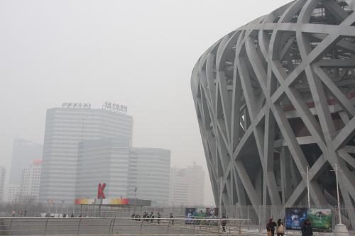 2月21日,北京國家體育場鳥巢及附近建筑被霧霾籠罩。新華社發(fā)(郭海鵬 攝)