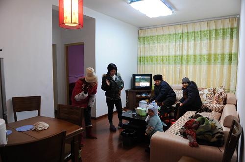 月17日,已先期入住新房的居民伍萬芬(右一)、劉國政(右二)一家人。 當(dāng)日,重慶市渝北區(qū)“民生工程”洛磧廉租房項目,向符合入住條件的600戶城鎮(zhèn)住房困難群眾發(fā)放了新房鑰匙。洛磧廉租房項目是重慶市渝北區(qū)政府投入5000萬元修建的困難群眾保障性住房,在未來5年時間內(nèi),渝北區(qū)還將建設(shè)300萬平米的保障性住房。 新華社記者陳誠攝