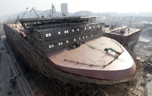 1月17日,南京金陵船廠工人在一艘建造中的出口芬蘭的滾裝船上施工。 據(jù)工信部近日公布的數(shù)據(jù):2010年1至12月,全國造船完工量6560萬載重噸,同比增長54.6%。新承接船舶訂單量7523萬載重噸,其中海船為2290萬修正總噸。截至12月底,手持船舶訂單量19590萬載重噸,比2009年底手持訂單上升4.1%,其中海船為5695萬修正總噸,出口船舶占總量的84.6%。 新華社發(fā)(李文寶 攝)
