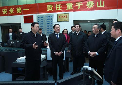 這是張德江在民航總調(diào)度室聽(tīng)取全國(guó)民航春運(yùn)準(zhǔn)備工作匯報(bào)。 1月17日,中共中央政治局委員、國(guó)務(wù)院副總理張德江在北京市檢查春運(yùn)準(zhǔn)備工作,慰問(wèn)交通運(yùn)輸系統(tǒng)干部職工。 新華社記者 龐興雷 攝