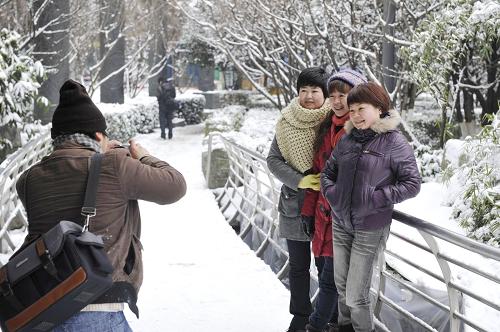 貴州迎來大范圍降雪 77縣出現(xiàn)積雪或凝凍 1月18日,市民在落滿積雪的廣場(chǎng)上拍照。 1月17日8時(shí)至18日8時(shí),貴州各地普遍出現(xiàn)降雪天氣,其中有77個(gè)縣(區(qū)、市)出現(xiàn)積雪或凝凍,且近期雨雪凝凍將維持。據(jù)悉,貴州大部地區(qū)積雪深度在2厘米以上,貴州西部及中東部地區(qū)在5厘米以上,貴州省氣象臺(tái)18日繼續(xù)發(fā)布道路結(jié)冰紅色預(yù)警。 新華社記者 歐東衢攝