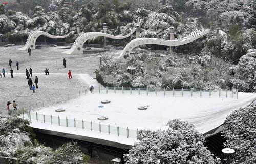 1月18日,市民在落滿積雪的廣場(chǎng)上賞雪。 1月17日8時(shí)至18日8時(shí),貴州各地普遍出現(xiàn)降雪天氣,其中有77個(gè)縣(區(qū)、市)出現(xiàn)積雪或凝凍,且近期雨雪凝凍將維持。據(jù)悉,貴州大部地區(qū)積雪深度在2厘米以上,貴州西部及中東部地區(qū)在5厘米以上,貴州省氣象臺(tái)18日繼續(xù)發(fā)布道路結(jié)冰紅色預(yù)警。 新華社記者 歐東衢攝