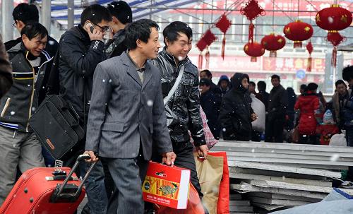 成都鐵路局:春運(yùn)預(yù)計(jì)發(fā)送旅客1850萬(wàn)人 1月19日,幾名農(nóng)民工從成都火車站乘車出行。 據(jù)成都鐵路局介紹,2011年春運(yùn)期間,成都鐵路局預(yù)計(jì)發(fā)送旅客1850萬(wàn)人,比2010年增加211萬(wàn)人。 新華社記者陳凱攝