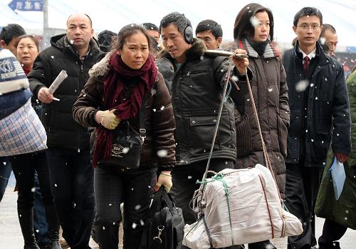 1月19日,旅客們?cè)诔啥蓟疖囌就饷把┡抨?duì)等候進(jìn)站乘車。 據(jù)成都鐵路局介紹,2011年春運(yùn)期間,成都鐵路局預(yù)計(jì)發(fā)送旅客1850萬(wàn)人,比2010年增加211萬(wàn)人。 新華社記者陳凱攝