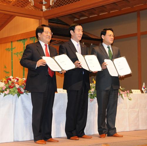 第三屆中日韓文化部長(zhǎng)會(huì)議在日本奈良舉行 1月19日,中國(guó)文化部部長(zhǎng)蔡武(左)、日本文部科學(xué)大臣高木義明(中)和韓國(guó)文化體育觀光部長(zhǎng)官柳仁村在日本奈良展示《奈良宣言》。 當(dāng)天,第三屆中日韓文化部長(zhǎng)會(huì)議在日本奈良舉行。三國(guó)文化部長(zhǎng)就共同推進(jìn)中日韓文化交流與合作達(dá)成廣泛共識(shí)。 新華社記者馬興華攝