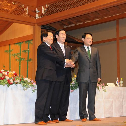 1月19日,中國(guó)文化部部長(zhǎng)蔡武(左)、日本文部科學(xué)大臣高木義明(中)和韓國(guó)文化體育觀光部長(zhǎng)官柳仁村在《奈良宣言》簽字儀式上。 當(dāng)天,第三屆中日韓文化部長(zhǎng)會(huì)議在日本奈良舉行。三國(guó)文化部長(zhǎng)就共同推進(jìn)中日韓文化交流與合作達(dá)成廣泛共識(shí)。 新華社記者馬興華攝