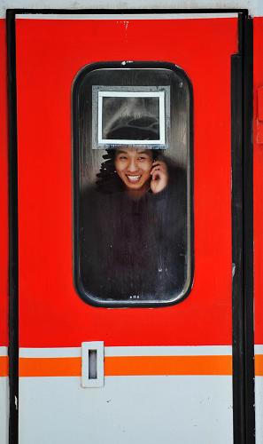 1月19日,在哈爾濱火車站內(nèi)的一列列車上,一位乘客在車廂門內(nèi)打電話。 當(dāng)日,2011年鐵路春運(yùn)正式啟動(dòng)。2011年鐵路春運(yùn)自2011年1月19日起至2月27日止,為期40天。春運(yùn)期間,全國(guó)鐵路預(yù)計(jì)發(fā)送旅客2.3億人次,同比增加2554萬(wàn)人次,增長(zhǎng)12.5%,日均575萬(wàn)人次。其中,發(fā)送直通旅客9200萬(wàn)人次,同比增長(zhǎng)11.6%。 新華社記者王建威攝