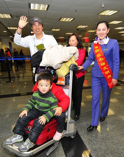 1月19日,乘坐兩岸直航班機(jī)從廈門回高雄過(guò)春節(jié)的小朋友施文凱(前)一家人在廈航工作人員的護(hù)送下登機(jī)。 當(dāng)日是春運(yùn)第一天。經(jīng)兩岸直航航線往返閩臺(tái)兩地過(guò)年的臺(tái)胞開始踏上了溫馨的返鄉(xiāng)路。福州、廈門、泉州等航點(diǎn)工作人員正在全力以赴服務(wù)春運(yùn),方便臺(tái)胞回家過(guò)年。 新華社記者魏培全攝
