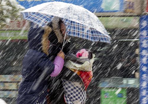 湖南多個縣市降暴雪 冰凍范圍有所加大 1月19日,行人冒雪行走在湖南省新邵縣街頭。 氣象資料顯示,18日8時至19日8時,湖南省內(nèi)持續(xù)暴雪、冰凍天氣。全省共有40縣市降雪(雨)量7.5毫米,達(dá)到大到暴雪量級,其中邵陽、新邵、武岡、漣源、雙峰等共20縣市降雪量超過10毫米,達(dá)到暴雪量級。此外,湖南省內(nèi)冰凍范圍較18日有所加大,強(qiáng)度加強(qiáng)。 新華社發(fā)(呂建設(shè) 攝)