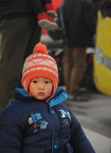 1月20日,石家莊南郊客運(yùn)站一個小旅客在跟隨家長候車。 在春運(yùn)中,“小候鳥”們好奇地配合著大人們匆匆忙忙的歸家腳步,那一張張可愛的臉龐為春運(yùn)增添了一道道溫馨的風(fēng)景。 新華社發(fā)(曾亮 攝)