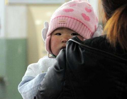 1月20日,石家莊南郊客運(yùn)站一個小旅客在家長懷里張望。 在春運(yùn)中,“小候鳥”們好奇地配合著大人們匆匆忙忙的歸家腳步,那一張張可愛的臉龐為春運(yùn)增添了一道道溫馨的風(fēng)景。 新華社發(fā)(曾亮 攝)