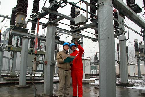 1月20日,浙江省長興縣變電站工作人員在巡視設(shè)備運(yùn)行情況。 經(jīng)過搶修人員近三個小時的搶修,長興縣雉城鎮(zhèn)用戶線路故障排除,受影響的1000多戶居民恢復(fù)供電。為應(yīng)對低溫雨雪冰凍災(zāi)害天氣,浙江省長興縣供電局已啟動應(yīng)急預(yù)案,進(jìn)入24小時應(yīng)急值班,加強(qiáng)對重要設(shè)備、線路的巡視,及時發(fā)現(xiàn)隱患,迅速排除故障;合理安排電網(wǎng)運(yùn)行方式,保障電網(wǎng)安全穩(wěn)定運(yùn)行,全力以赴保障群眾生產(chǎn)、生活的安全、可靠供電。 新華社記者 徐昱 攝