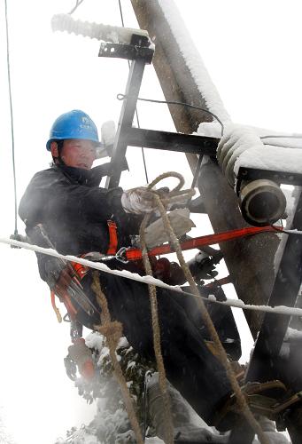 1月20日,浙江省長興縣供電局電力搶修人員繆建新正在搶修線路。 經(jīng)過搶修人員近三個小時的搶修,長興縣雉城鎮(zhèn)用戶線路故障排除,受影響的1000多戶居民恢復(fù)供電。為應(yīng)對低溫雨雪冰凍災(zāi)害天氣,浙江省長興縣供電局已啟動應(yīng)急預(yù)案,進(jìn)入24小時應(yīng)急值班,加強(qiáng)對重要設(shè)備、線路的巡視,及時發(fā)現(xiàn)隱患,迅速排除故障;合理安排電網(wǎng)運(yùn)行方式,保障電網(wǎng)安全穩(wěn)定運(yùn)行,全力以赴保障群眾生產(chǎn)、生活的安全、可靠供電。 新華社記者 徐昱 攝