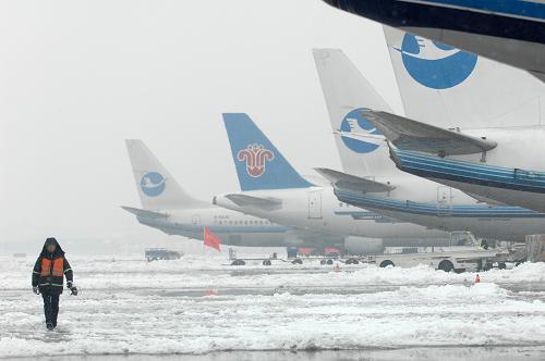 受連日大雪影響杭州蕭山國(guó)際機(jī)場(chǎng)臨時(shí)關(guān)閉 1月20日,一位機(jī)場(chǎng)的工作人員走過(guò)因大雪延誤的飛機(jī)。 當(dāng)日,浙江省及杭州市氣象臺(tái)先后發(fā)布大雪和道路結(jié)冰黃色預(yù)警、暴雪橙色預(yù)警。連續(xù)40多個(gè)小時(shí)的降雪導(dǎo)致浙江大面積積雪,受此影響,杭州蕭山國(guó)際機(jī)場(chǎng)20日4時(shí)30分關(guān)閉,截至20日中午12點(diǎn)機(jī)場(chǎng)開(kāi)放前,杭州蕭山機(jī)場(chǎng)共有近200個(gè)航班取消或延誤,至少12000名以上旅客滯留。截至下午記者發(fā)稿時(shí),旅客滯留情況已得到緩解。 新華社記者 鞠煥宗 攝
