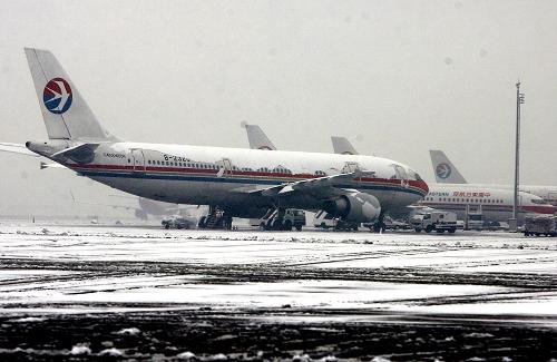 上海暴雪導(dǎo)致機(jī)場兩百余架次航班延誤 1月20日,飛機(jī)??吭谏虾:鐦驒C(jī)場停機(jī)坪。 截至當(dāng)日13時,暴雪導(dǎo)致上海虹橋和浦東兩大國際機(jī)場210架次航班延誤,近3萬名旅客滯留機(jī)場,不少準(zhǔn)備返鄉(xiāng)過年的旅客行程受到影響。上海中心氣象臺在當(dāng)日7時發(fā)布了暴雪黃色預(yù)警信號和道路結(jié)冰黃色預(yù)警信號,上海機(jī)場集團(tuán)已啟動應(yīng)急預(yù)案,確保旅客運輸與航班的安全。 新華社記者陳飛攝