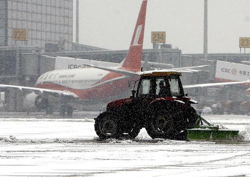 1月20日,除雪車在上海虹橋機(jī)場滑行道進(jìn)行除雪作業(yè)。 截至當(dāng)日13時,暴雪導(dǎo)致上海虹橋和浦東兩大國際機(jī)場210架次航班延誤,近3萬名旅客滯留機(jī)場,不少準(zhǔn)備返鄉(xiāng)過年的旅客行程受到影響。上海中心氣象臺在當(dāng)日7時發(fā)布了暴雪黃色預(yù)警信號和道路結(jié)冰黃色預(yù)警信號,上海機(jī)場集團(tuán)已啟動應(yīng)急預(yù)案,確保旅客運輸與航班的安全。 新華社記者陳飛攝