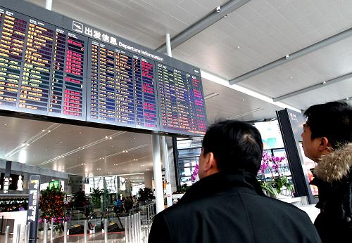 1月20日,一些滯留旅客在上海虹橋機(jī)場查看飛機(jī)延誤信息。 截至當(dāng)日13時,暴雪導(dǎo)致上海虹橋和浦東兩大國際機(jī)場210架次航班延誤,近3萬名旅客滯留機(jī)場,不少準(zhǔn)備返鄉(xiāng)過年的旅客行程受到影響。上海中心氣象臺在當(dāng)日7時發(fā)布了暴雪黃色預(yù)警信號和道路結(jié)冰黃色預(yù)警信號,上海機(jī)場集團(tuán)已啟動應(yīng)急預(yù)案,確保旅客運輸與航班的安全。 新華社記者陳飛攝
