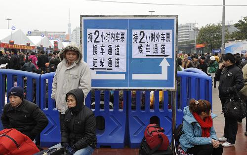 廣州火車站多項(xiàng)措施助春運(yùn) 1月20日,旅客在廣州火車站一提示牌下候車。 近期,廣州火車站采取開設(shè)臨時身份證補(bǔ)辦點(diǎn)、增加站內(nèi)提示牌、義工協(xié)助旅客乘車等多項(xiàng)措施,以保證春運(yùn)旅客運(yùn)輸平穩(wěn)有序。 新華社記者 盧漢欣 攝
