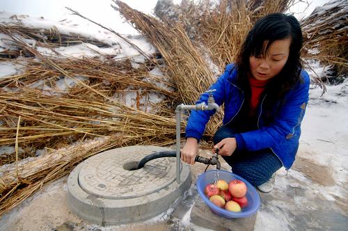 1月19日,家住寧夏回族自治區(qū)固原市原州區(qū)開城鎮(zhèn)寇莊村的姚固萍正在她家門前的自來水管下洗蘋果。 近年來,寧夏大力推進(jìn)農(nóng)村飲水安全建設(shè)。截至目前,僅固原市原州區(qū)就已完成73處集中供水工程,解決了23.5萬農(nóng)村人口的安全飲水問題。 新華社記者 彭昭之 攝