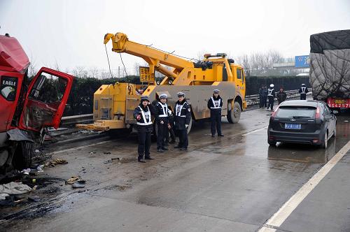 1月21日,高速巡警在京珠高速發(fā)生車禍的路段指揮車輛通行。 當(dāng)日,京珠高速湖南潭耒高速由南往北遙田新市路段發(fā)生車輛追尾事故,致京珠高速發(fā)生擁堵,車輛通行緩慢。連日雨雪天氣致湖南境內(nèi)撞護(hù)欄、側(cè)滑、追尾等交通事故增多,湖南交警已與交通路政部門聯(lián)合采取措施,以確保道路的安全暢通。 新華社記者 趙眾志 攝