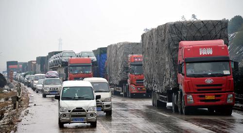 1月21日,車輛在京珠高速擁堵的潭耒段緩慢通行。 當(dāng)日,京珠高速湖南潭耒高速由南往北遙田新市路段發(fā)生車輛追尾事故,致京珠高速發(fā)生擁堵,車輛通行緩慢。連日雨雪天氣致湖南境內(nèi)撞護(hù)欄、側(cè)滑、追尾等交通事故增多,湖南交警已與交通路政部門聯(lián)合采取措施,以確保道路的安全暢通。 新華社記者 趙眾志 攝