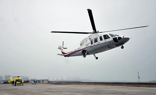 1月28日,一架直升飛機(jī)正在升空準(zhǔn)備進(jìn)行低空試飛。新華社記者 郭程 攝