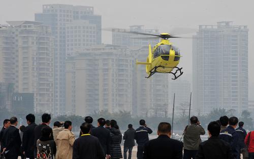 1月28日,許多市民正在參觀直升飛機(jī)低空試飛。新華社記者 郭程 攝