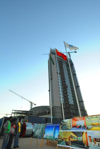這是1月28日在埃塞俄比亞首都亞的斯亞貝巴拍攝的中國(guó)援建的非盟會(huì)議中心外景。中國(guó)援建的非盟會(huì)議中心項(xiàng)目目前已完成結(jié)構(gòu)封頂,正在進(jìn)行內(nèi)部裝修,項(xiàng)目將于2011年底竣工。新華社記者 楊純 攝