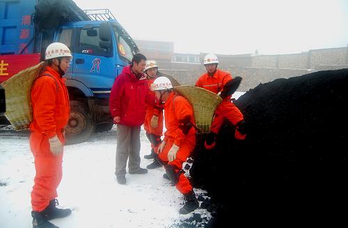 消防官兵將準(zhǔn)備運送給村民的煤裝入背簍(1月28日攝)。受雨雪凝凍災(zāi)害影響,貴州省威寧縣災(zāi)情嚴(yán)重,當(dāng)?shù)卣M織消防等部門全力進(jìn)行救災(zāi)。由于部分偏遠(yuǎn)山區(qū)的獨居、散居村民生活物資緊缺,從1月28日起,畢節(jié)消防支隊赴威寧“抗凝凍、保民生”突擊隊派出30名隊員組成“紅背簍”攻堅組,穿梭在高原之巔,為偏遠(yuǎn)山區(qū)村民送去生活必需的物資。新華社發(fā)(王淵 攝)