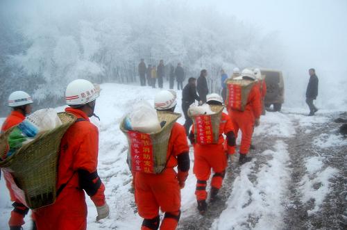 消防官兵為村民運送年貨(1月28日攝)。受雨雪凝凍災(zāi)害影響,貴州省威寧縣災(zāi)情嚴(yán)重,當(dāng)?shù)卣M織消防等部門全力進(jìn)行救災(zāi)。由于部分偏遠(yuǎn)山區(qū)的獨居、散居村民生活物資緊缺,從1月28日起,畢節(jié)消防支隊赴威寧“抗凝凍、保民生”突擊隊派出30名隊員組成“紅背簍”攻堅組,穿梭在高原之巔,為偏遠(yuǎn)山區(qū)村民送去生活必需的物資。新華社發(fā)(王淵 攝)