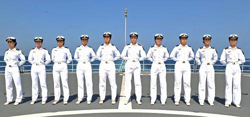 正在亞丁灣執(zhí)行護航任務(wù)的海軍第七批護航編隊“千島湖”艦上,有一個由十名女戰(zhàn)士組成的女兵班。她們經(jīng)過四個多月的理論學(xué)習(xí)和在護航任務(wù)中跟班實際操作培訓(xùn),通過嚴格的考核,分別獲得了艦艇雷達、操舵、信號、帆纜、報務(wù)五個專業(yè)崗位的操作資格,被正式編入艦艇戰(zhàn)斗崗位,組成了海軍第七批護航編隊女兵班。這是海軍護航以來艦艇上首批走上戰(zhàn)位的女兵班。 這是“千島湖”艦女兵班(左起)丁玲、由琪、葉柳纓、于浩淼、楊艷、陳晨、劉彩、楊娟、張璇、章巖(1月28日攝)。