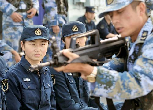 這是“千島湖”艦女兵班在上輕武器課(1月5日攝)。新華社記者 范軍威 攝